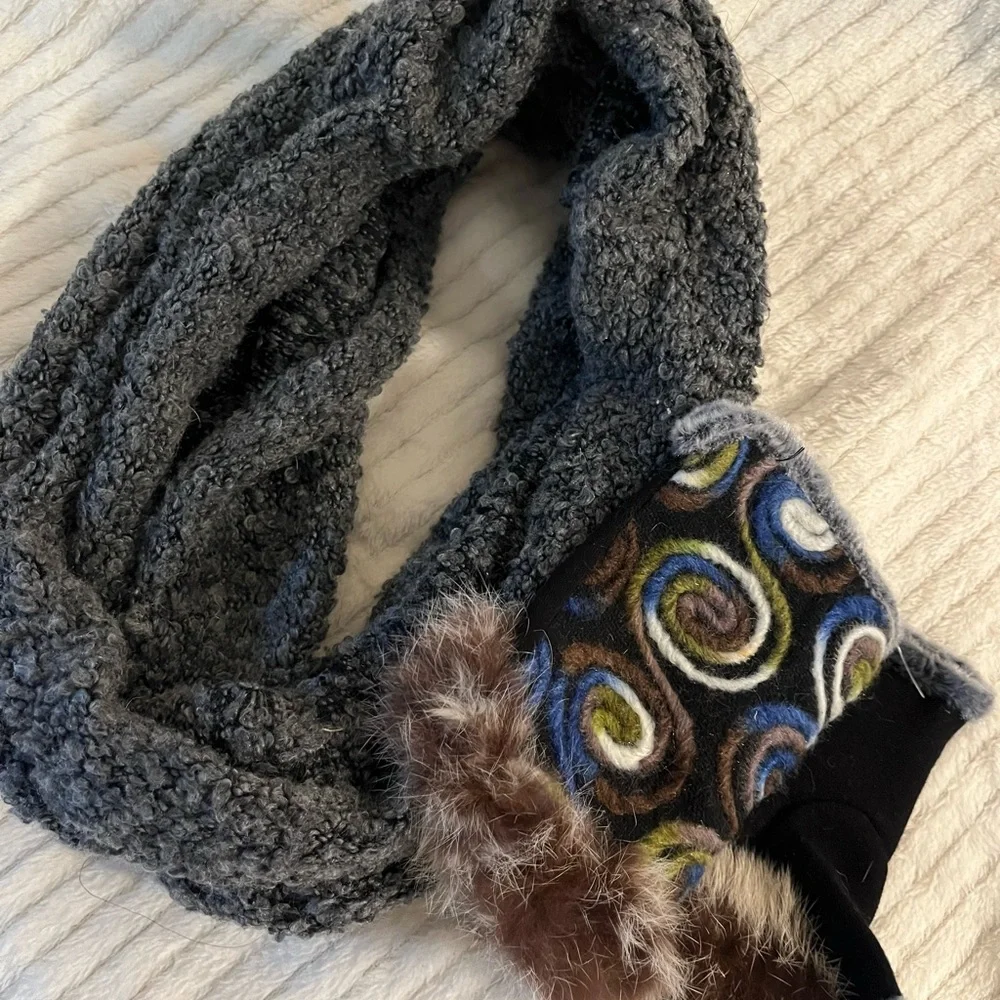 Gray Textured Scarf with Multicolor Wrist Gloves Earth Design